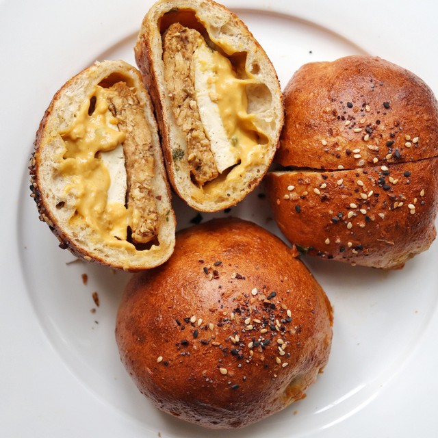 Vegan Cheesy Breakfast Bagel Bomb